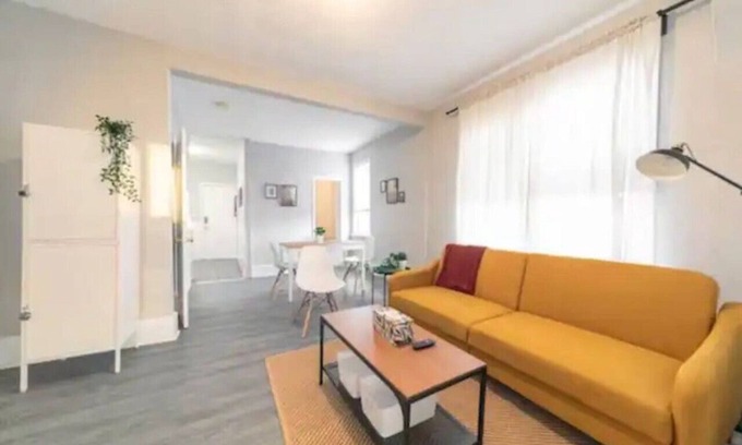 South Central Casa | 7Bd Spacious Home in Walkerville With Parking