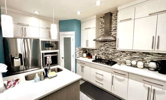 Northwest Edmonton Casa | 7BDRM Pet Friendly 3Car Garage Home >Sleeps18