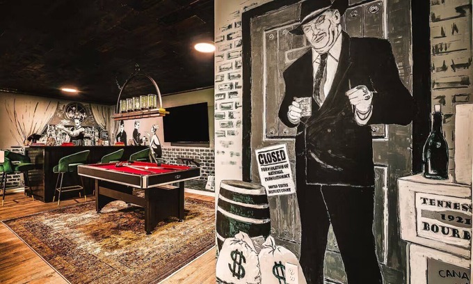 McGaheysville Casa | 7BR Mega Mountain Lodge! Golf Simulator, Speakeasy