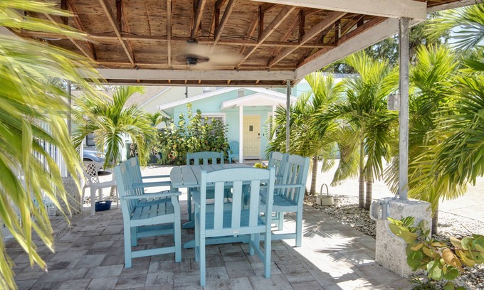 Safety Harbor Cabaña | 7C Newly Renovated 1 Bedroom with Kitchenette