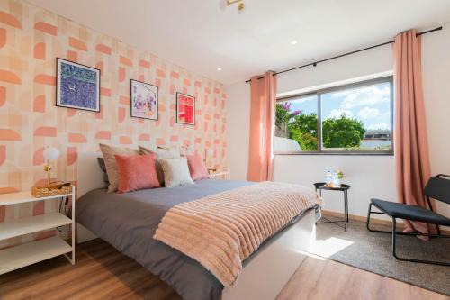 Santo Antonio dos Olivais Casa | 7Min to Uni Sé-Velha - AC - Work Desk - 300MBs WiFi - Suite 1 and 2