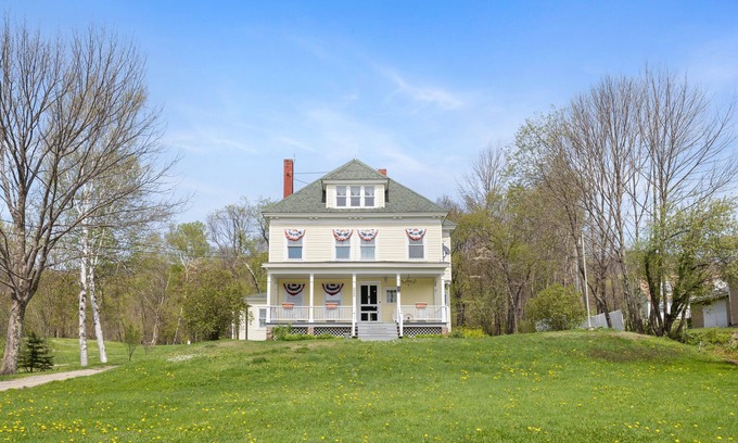 Jefferson Casa | 7PH Sunny Farmhouse Retreat, AC, Game Room, Dog Friendly