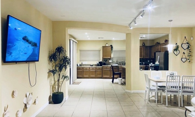 Enterprise Casa | 8-12 minutes to Airport &strip. Have RV parking .