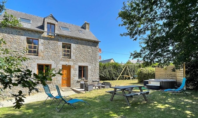 Pleugueneuc Casa | 8/9-person gîtes with Jacuzzi. Near saint Malo/dinan. Pets allowed