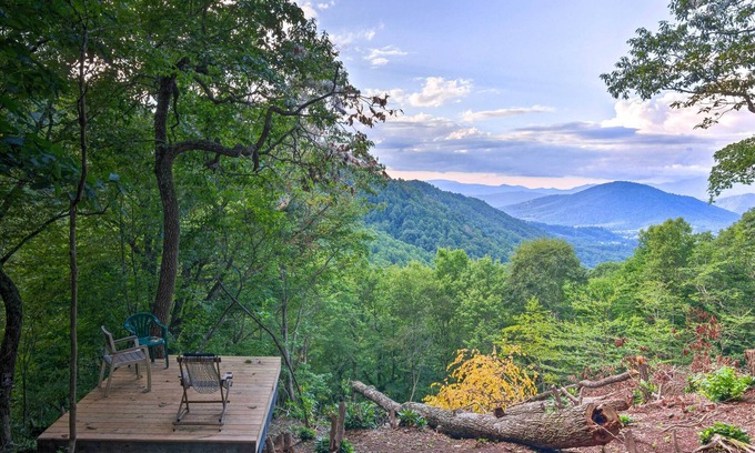 Spruce Pine Cabina | 8 Acres + Hiking Trails: Little Switzerland Escape