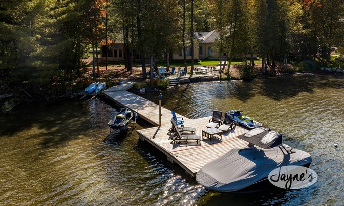 Port Carling Cabaña | 8 bed 7 bath renovated cottage on South Lake Joseph! Shallow, sandy walk in!