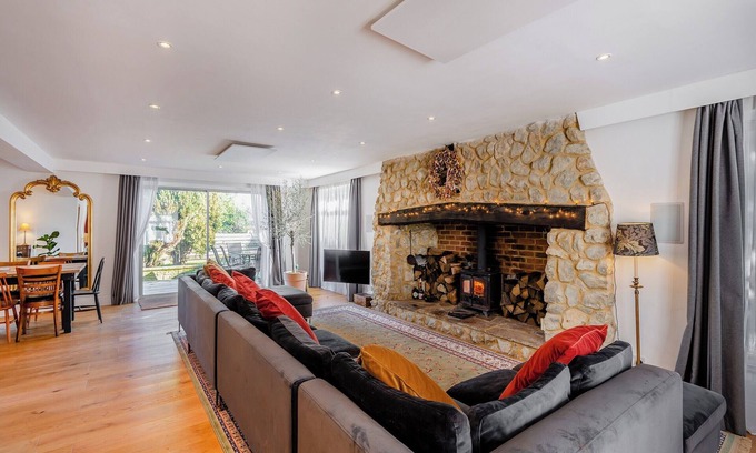 Eccles Cabaña | 8 bedroom accommodation in Bluebell Hill, near Chatham