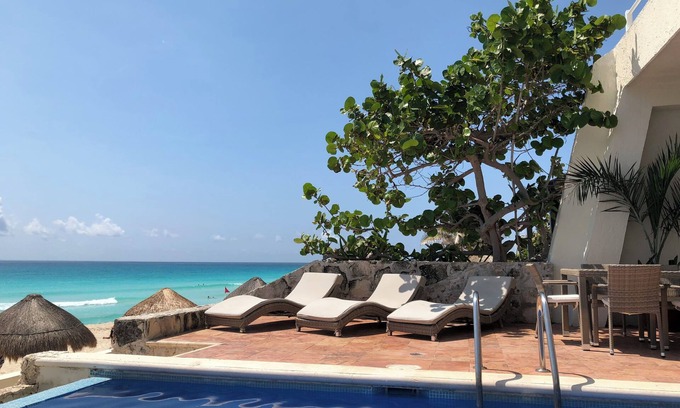 Zona Hotelera Villa | 8 Bedroom Beachfront Villa