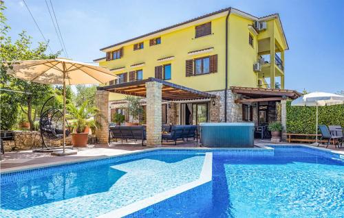 Strpacici Casa | 8 Bedroom Beautiful Home In Visnjan
