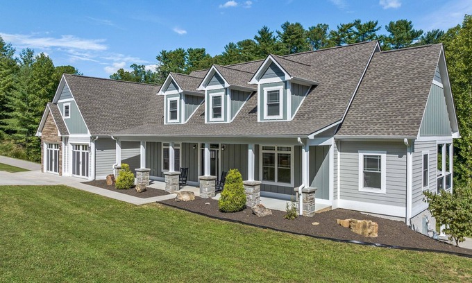 Mars Hill Casa | 8 Bedroom Home near Asheville! Pickleball, Movies, Game Room, Gym, Fast Wifi!
