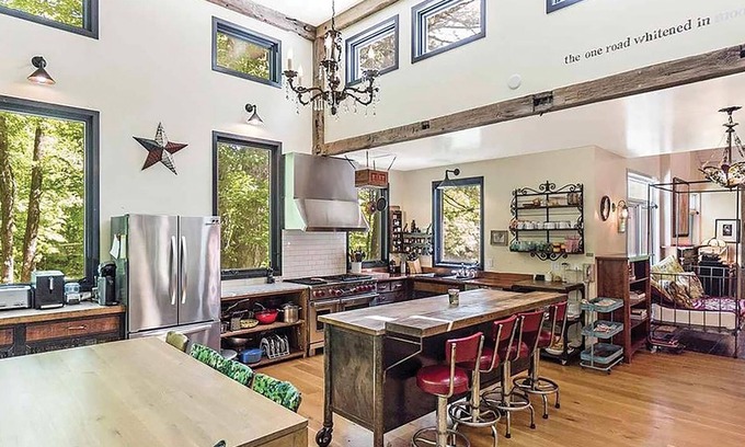 Saugerties Casa | 8-bedroom house & barn boardering the Catskill Mountain Preserve and family farm