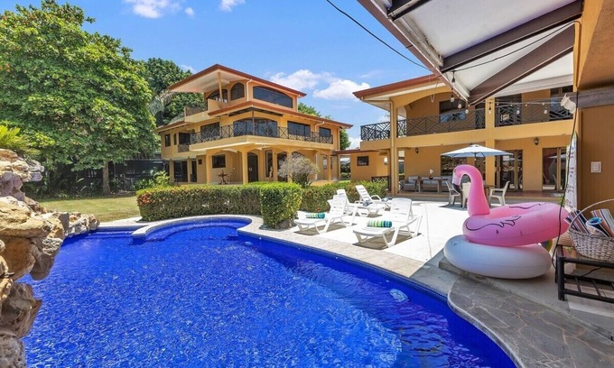 Jacó Villa | 8 BR Private Party Complex MEJOR ubicación: ¡camine a TODO! Bono de hasta $ 200