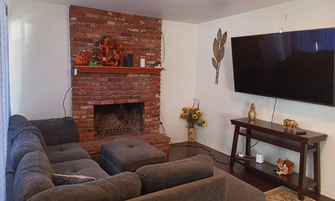 Quartz Hill Casa | 8 Beds/2Full-Bath Entire guesthome for 13 guest