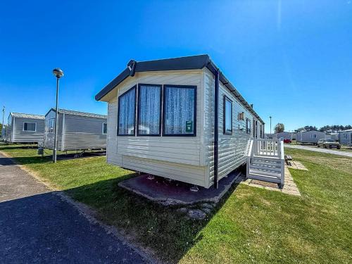 Caister-on-Sea Otro | 8 Berth Caravan With Decking At Caister Beach In Norfolk Ref 30016S