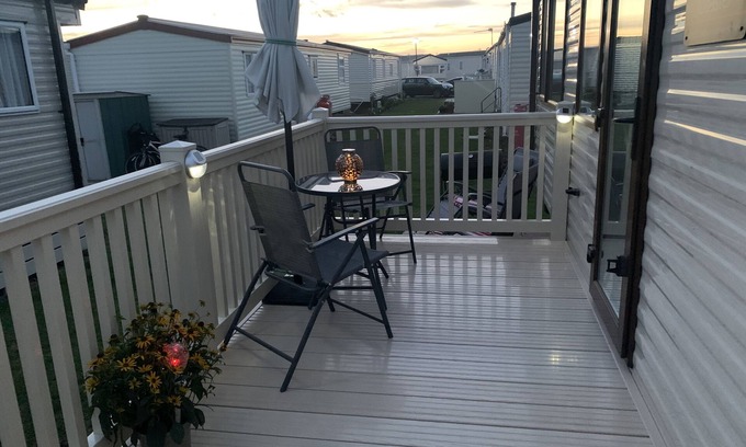 Whitstable Casa | 8 berth static caravan near the beach, clubhouse, swimming pool , local shop pub