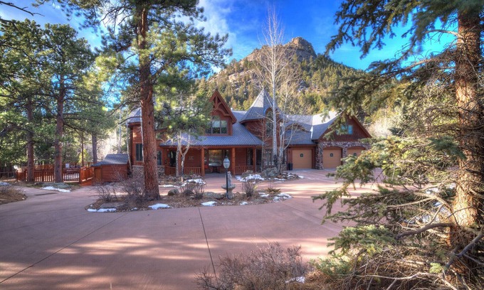 Estes Park Cabina | 8 BR / 8b lujo de Mtn Lodge on Fall River, 10.300 Sf, 2 1/2 Acres