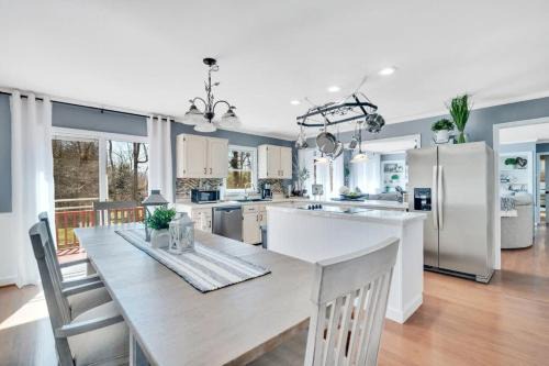 Candler Casa | 8 Br Sleeps 24 Hot Tub Game Room Dog Friendly