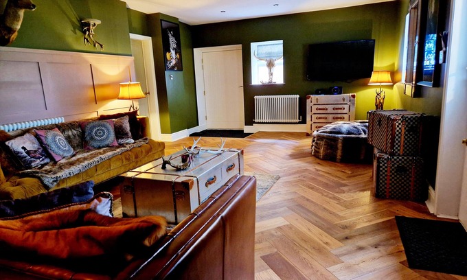 Knott End-on-Sea Cabaña | 8 COACH HOUSE, pet friendly, with hot tub in Garstang