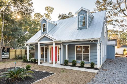 Pawleys Island Casa | 8-Guest Cozy Escape with Fire Pit & Hot Tub!