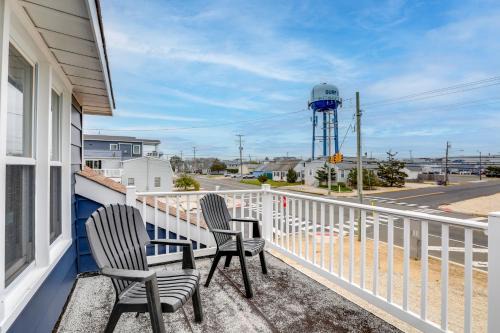 Surf City Apartamento | 8 Mi Barnegat Lighthouse Apt with Balcony!
