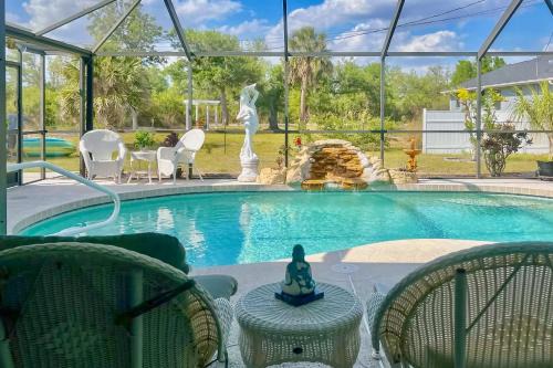 Englewood East Casa | 8 Mi Beach Beautiful Oasis with Saltwater Pool