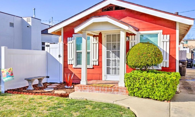North Long Beach Casa | 8 Mi to Aquarium Long Beach Bungalow with Patio!