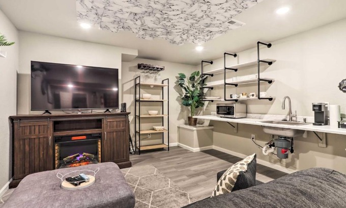 Commerce City Casa | 8 Mi to Barr Lake Cozy Commerce City Home!