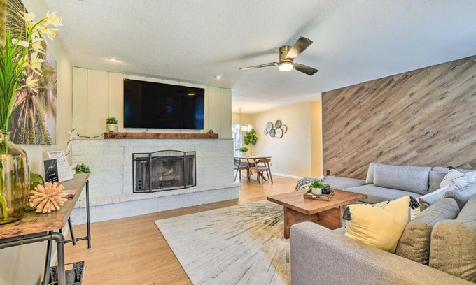Bradenton Casa | 8 Mi to Beaches Bradenton Home with Poolside Oasis!
