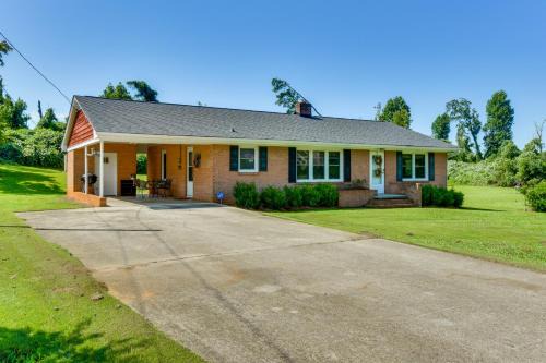 Seneca Casa | 8 Mi to Clemson Peaceful Family Home with Yard