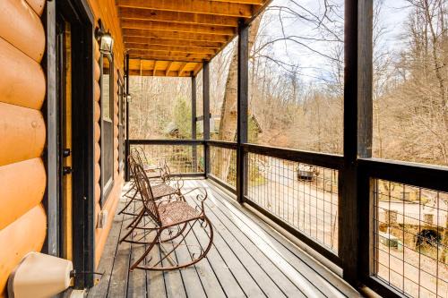 Sevierville Casa | 8 Mi to Dollywood Cabin with Hot Tub and Decks!