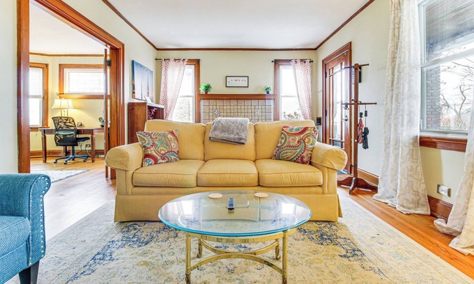 Norwood Apartamento | 8 Mi to Dtwn: Inviting Cincinnati Apt w/Porch!