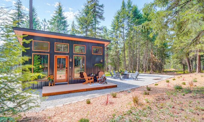 Athol Apartamento | 8 Mi to Farragut State Park: Wooded Cabin Escape!