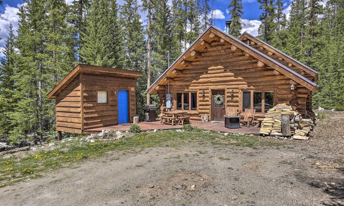 Valley of the Blue Cabina | 8 Mi to Gondola: Cozy Breckenridge Cabin w/ Deck!