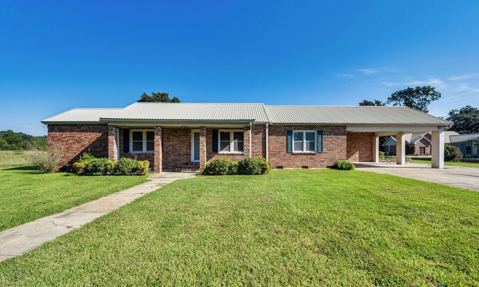 Broussard Casa | 8 Mi to Lafayette: Dog-Friendly Home w/ Large Yard