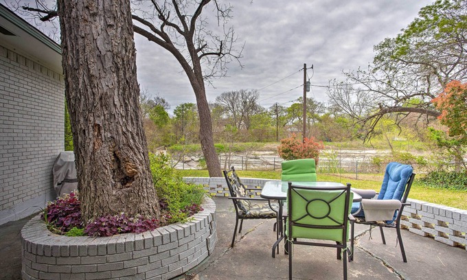 Garland Casa | 8 Mi to Lake Ray Hubbard: Creekside Garland Home