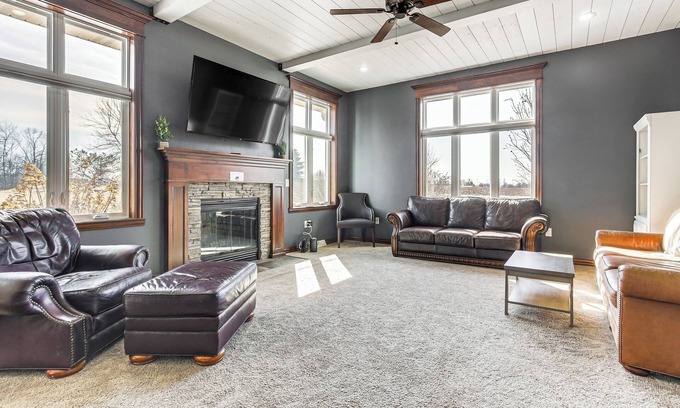 De Pere Casa | 8 Mi to Lambeau Field: Family Home in De Pere!