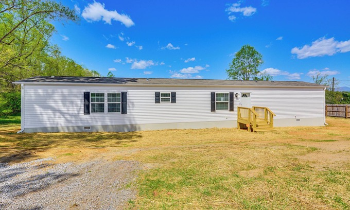 Bedford Casa | 8 Mi to Main Street: Home w/ Yard in Bedford!