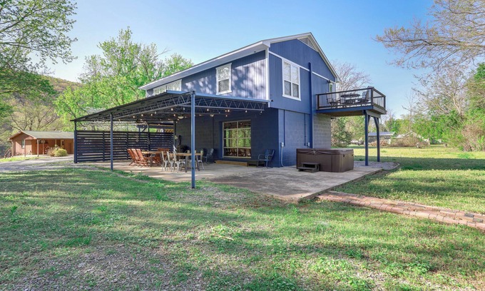 Boswell Cabaña | 8 Mi to Ozark Folk Center: Home w/ Hot Tub & Deck