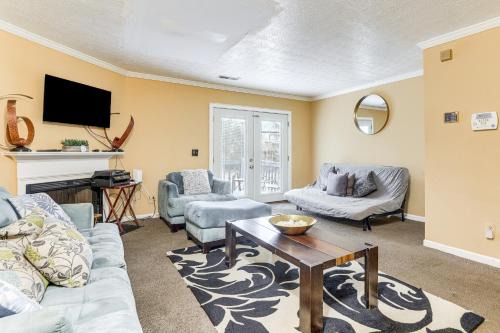 Lithonia Casa | 8 Mi to Stone Mountain Quiet Getaway with Deck