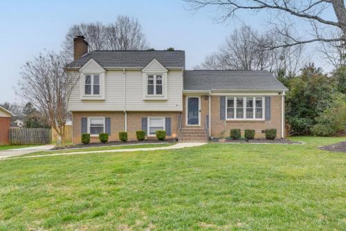 Charlotte Casa | 8 Mi to Uptown Home with Hot Tub in Charlotte!