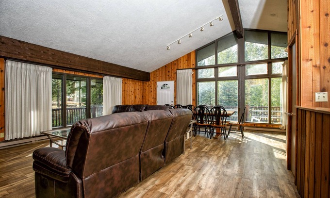 Lazy Acres Casa | 8 millas de Yellowstone! Chimenea, 2 cubiertas, parrilla de gas, cocina nueva.