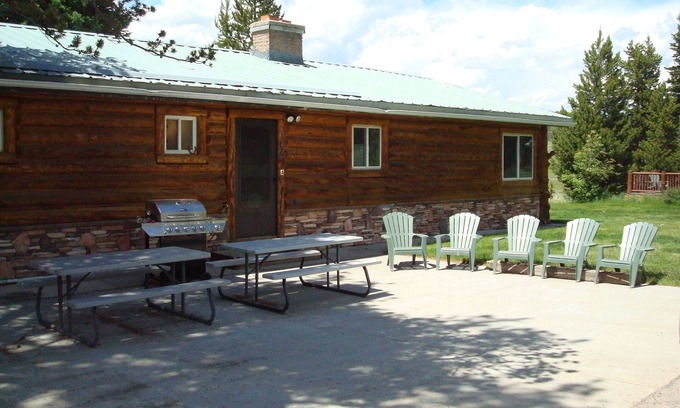 Lazy Acres Cabina | 8 millas de Yellowstone! Área de estacionamiento para juguetes! Chimenea y parrilla de gas!