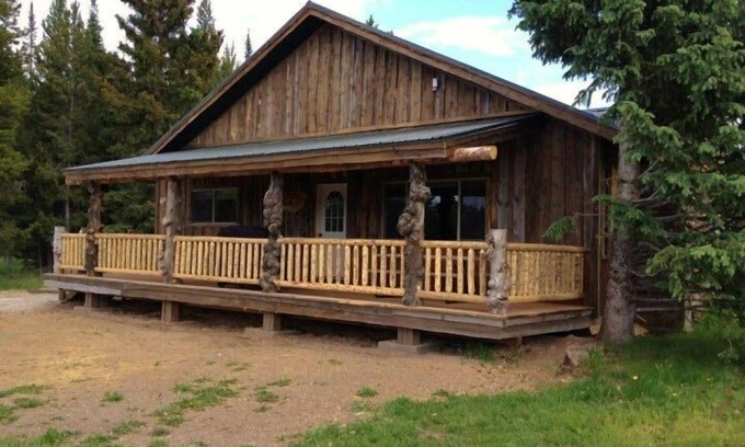 Lazy Acres Cabina | 8 millas a Yellowstone! Chimenea, parrilla de gas, cubierta de 40 pies, hermosa ubicación!