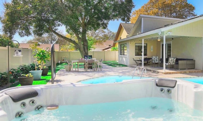 Largo Casa | 8 min Beach, Hot Tub, Pool & Games @ Snook Haven