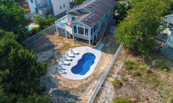 Duck Casa | 8 Min Walk to Beach, Saltwater Pool & Hot Tub