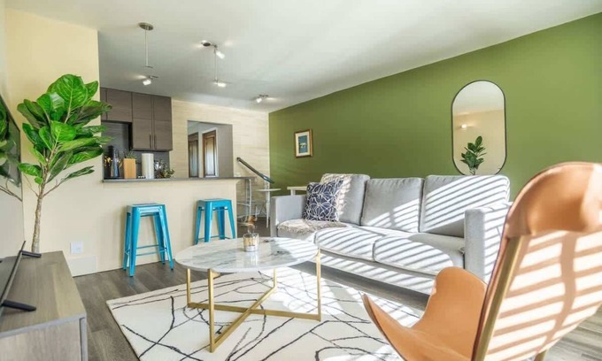 East Riverside - Oltorf Apartamento | 8 mins to Downtown King Bed | Pool, Parking Gym 04