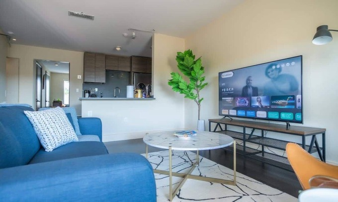 Pleasant Valley Apartamento | 8 mins to Downtown King Bed | Pool, Parking Gym 05