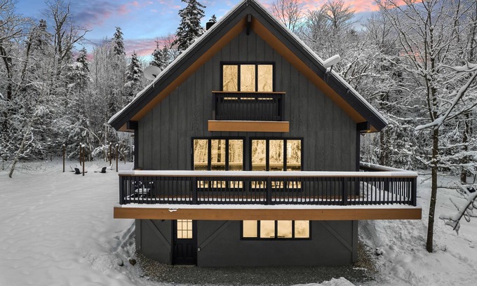 West Dover Chalet De Esquí | 8 minutes to Mount Snow, Dog Friendly, Fire Pit, Hot Tub, Game Room, Private