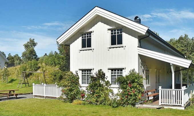 Oksvoll Casa | 8 person holiday home in Oksvoll