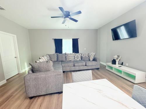 Northwest Orlando Casa | 8 ppl Spacious Modern Home Near Universal, Disney World, Attractions